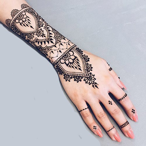 Des dessins au henné sur le poignet. Des croquis faciles pour les débutants