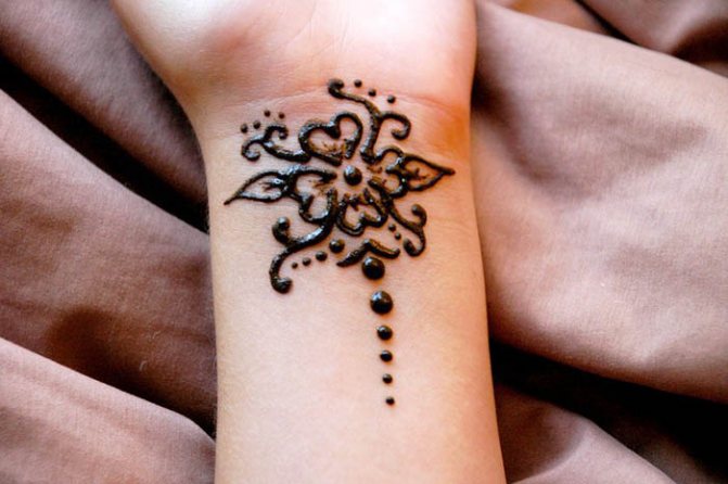 Unos fáciles dibujos de henna en la muñeca. Bocetos fáciles para principiantes