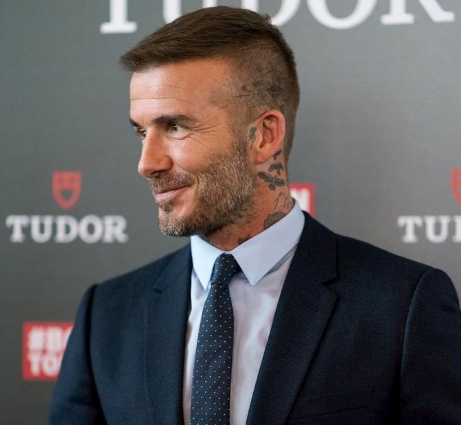 Les motifs et dessins de crânes à la David Beckham, combinés à des coiffures créatives, peuvent certainement vous aider à sortir du lot.
