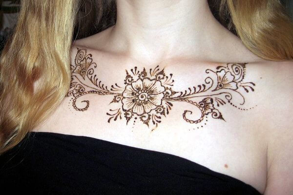 Dessin mehendi sur la poitrine d'une fille mehendi