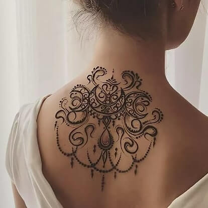 Dessin Mehendi sur le dos