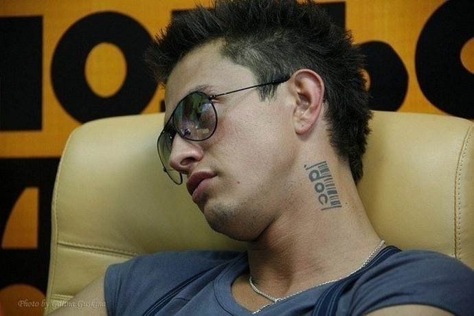 célébrité russe avec un tatouage sur le cou