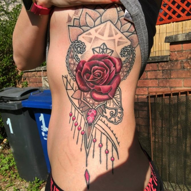 Rose et mandala sur le côté