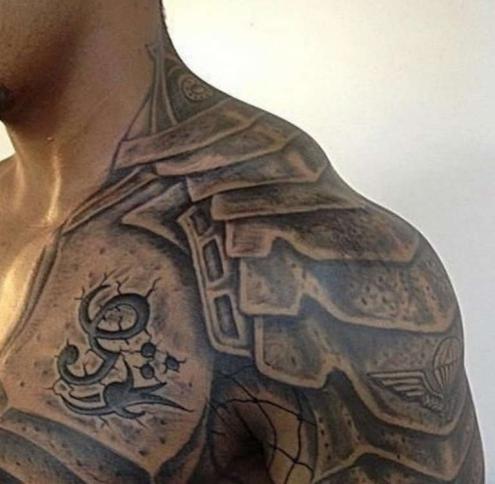 Tatouage d'une armure de chevalier sur le cou