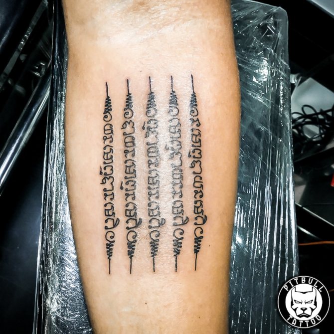 Sak yant Tätowierung auf der Hand