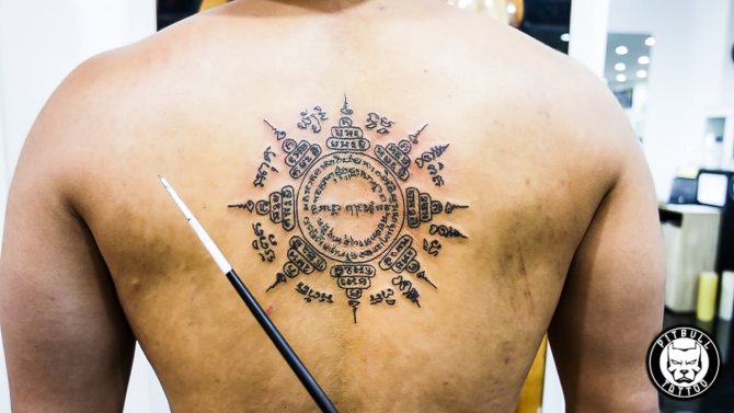 Sak yant Tätowierung auf dem Rücken