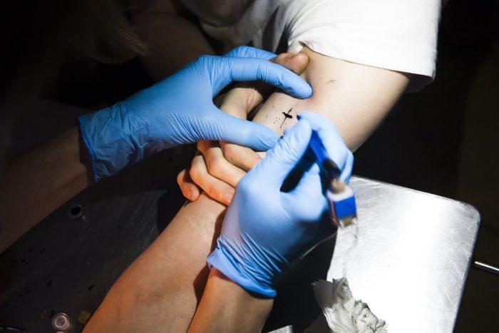 Machine à tatouer le corps au travail