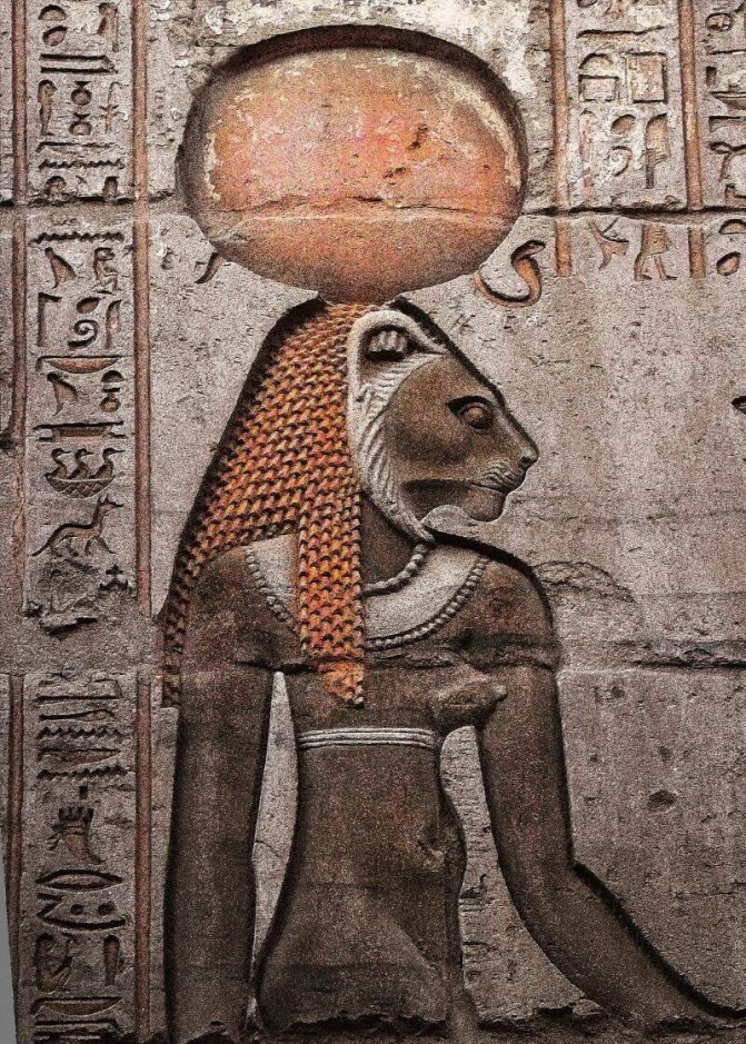 Sekhmet, déesse égyptienne de la guerre, sur le mur du temple de Kom Ombo, en Égypte.