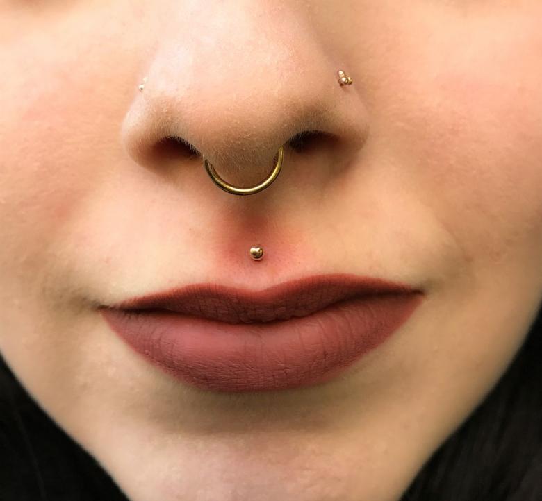 Septum piercing - technika piercingu, jak vybrat prsteny, náušnice a další šperky, vtipné fotografie práce