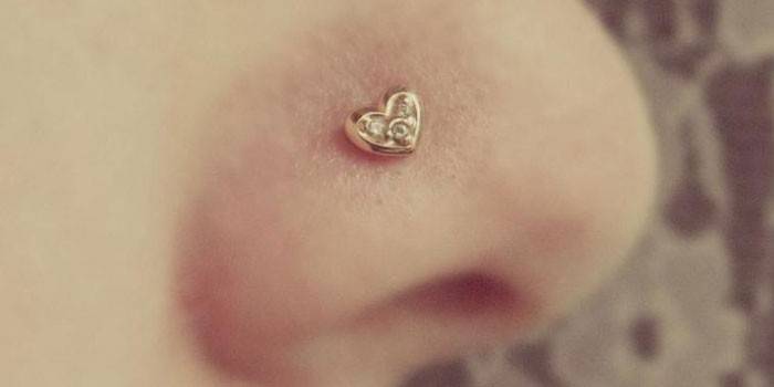 Fülbevaló piercing az orrszárnyban