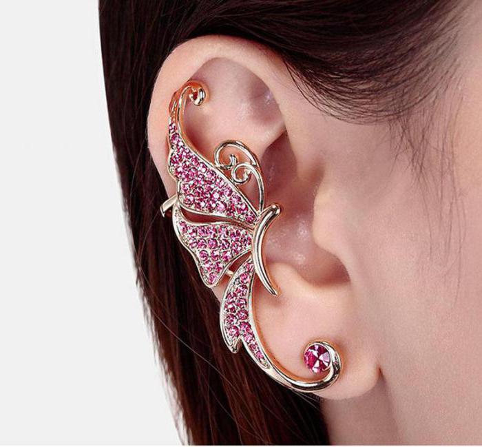 pendiente en la oreja izquierda