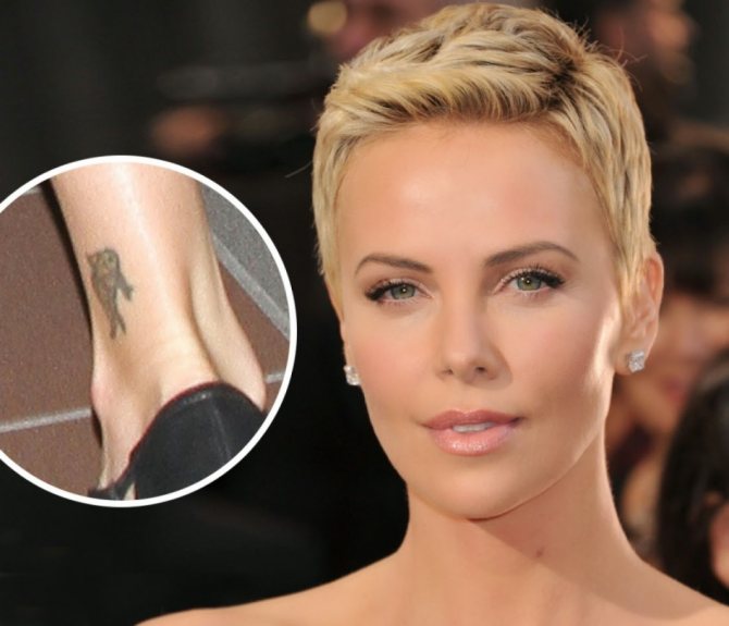 Charlize Theron si nechala na nohu vytetovat malou rybu