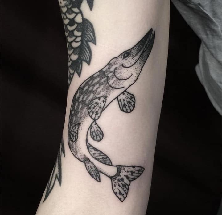 tatuaggio del luccio sulla mano