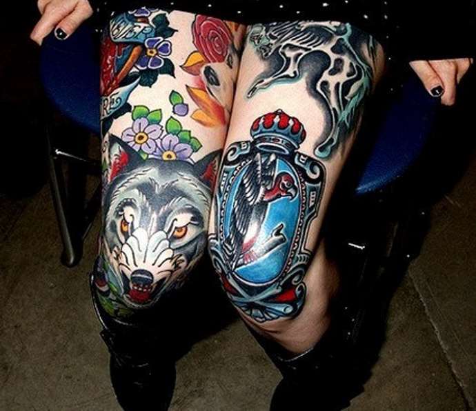 Wunderschöne Tattoos auf Frauenbeinen