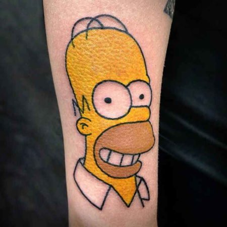 Le tatouage des Simpsons Homer sur son bras