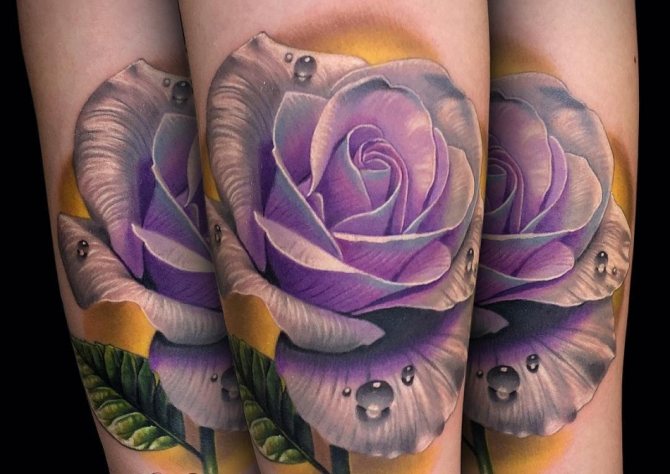 Tatouage d'une rose lilas sur le bras d'une fille