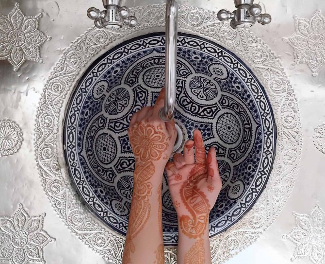 Combien de temps dure un motif mehendi sur les mains et les pieds ?