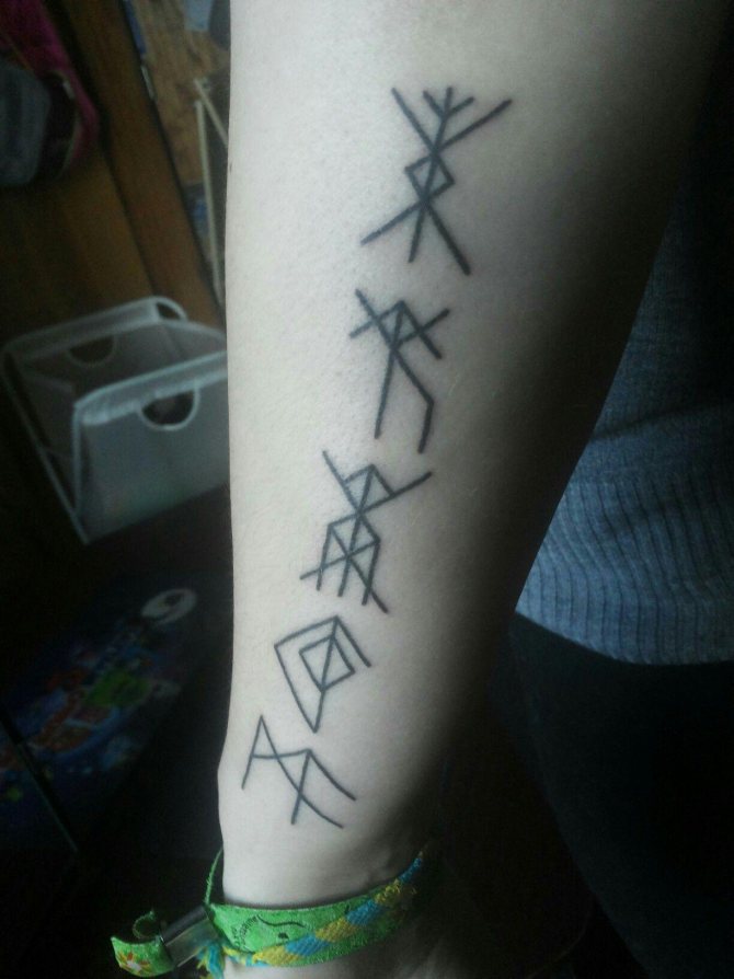 Runes slaves sur un tatouage de main