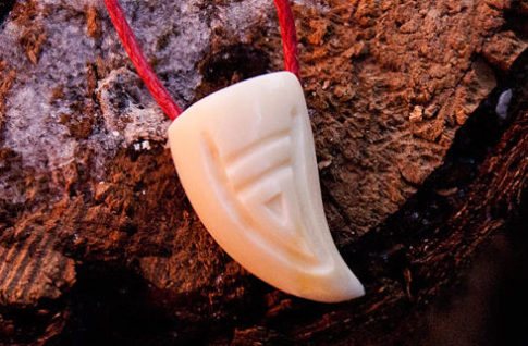 スラブ神話のヴェレスと、ヴェレスのお守り「熊の足」「狼の足」の2バージョン