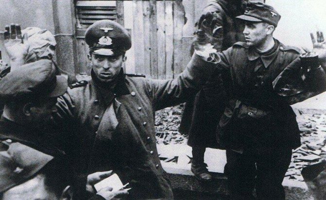 Soviet soldiers take German soldiers as captives