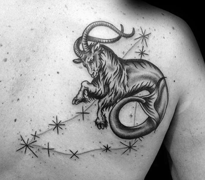 La constellation du Capricorne sur la poitrine.