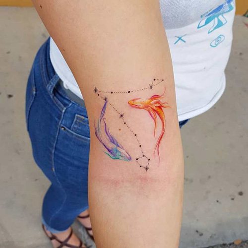 Le tatouage de la constellation des Poissons. Photo, signification, croquis sur le bras, la clavicule, les côtes, le cou