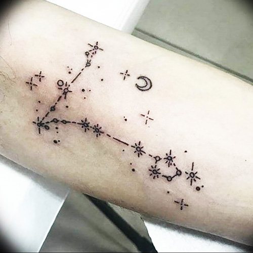 Le tatouage de la constellation des Poissons. Photo, signification, motifs sur le bras, la clavicule, les côtes, le cou...