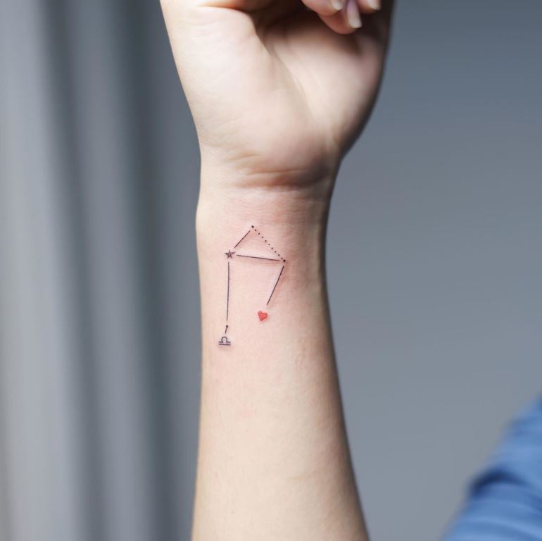 tatouage de la constellation de la Balance