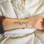 Spaseni milostí. Tetovací skript navržený Juliet Grace Laphamovou.