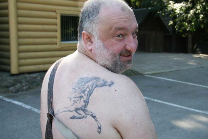 Vanadustätoveering tema seljal