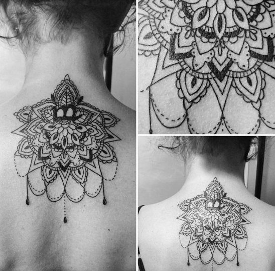 Tatouage en dentelle de style baroque sur le dos d'une fille