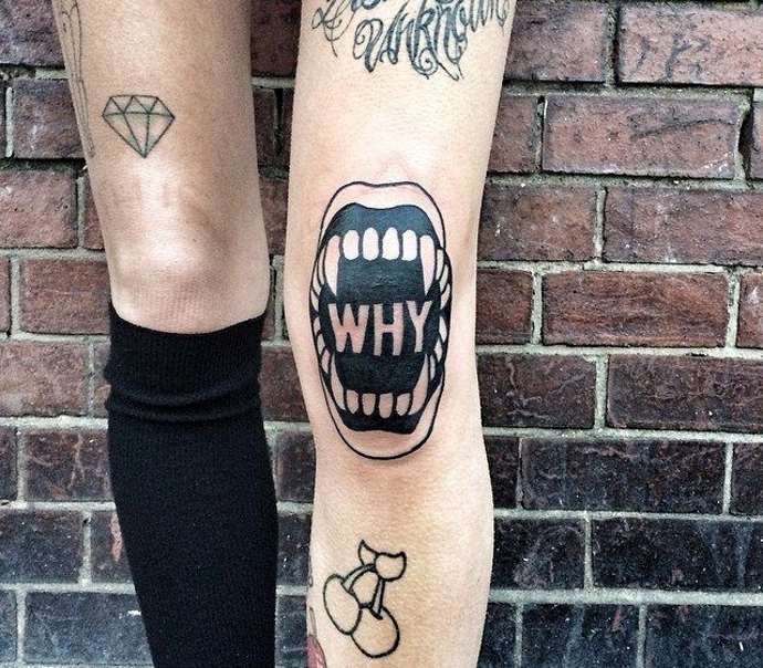 Beängstigende Knietätowierung bei einem Mädchen