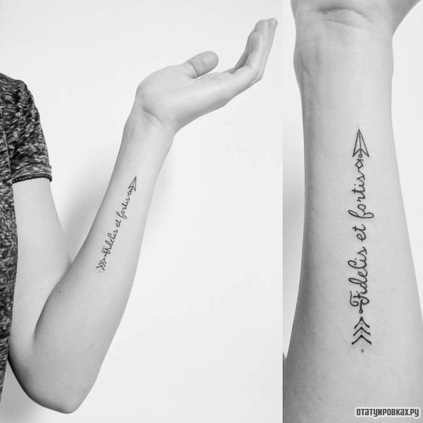 Flèche inscrite sur le bras de la jeune fille