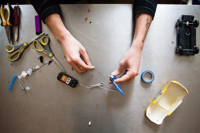 La corde est insérée dans la tige