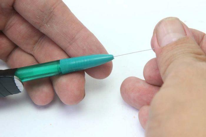 La corde est insérée à l'intérieur de l'étui