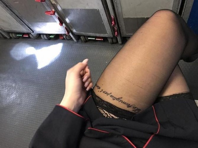 Hôtesse de l'air avec un petit tatouage sur la jambe