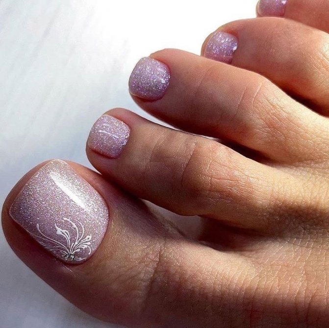 Ανοιχτό ασημένιο πεντικιούρ με φλοράλ μοτίβο