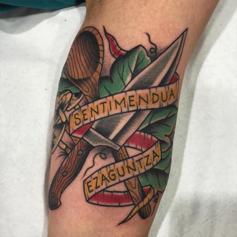 Vieux tatouage de crâne sur un homme