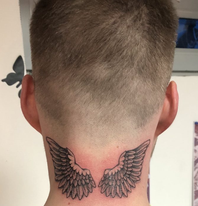 Tatouage ailes ressemble à cela sur la nuque d'un homme