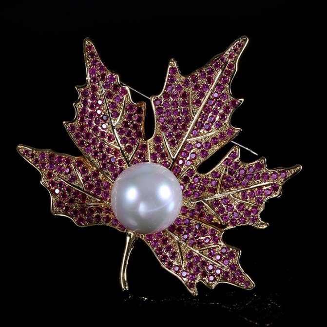 Cette broche en forme de feuille d'érable vous mettra sûrement de bonne humeur.