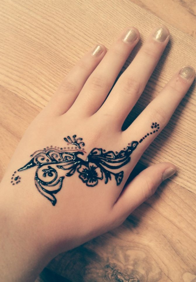 Such a small mehendi pattern is perfect for everyday wear