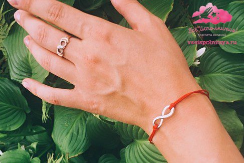 charme de l'infini, amour, bracelet sur fil rouge