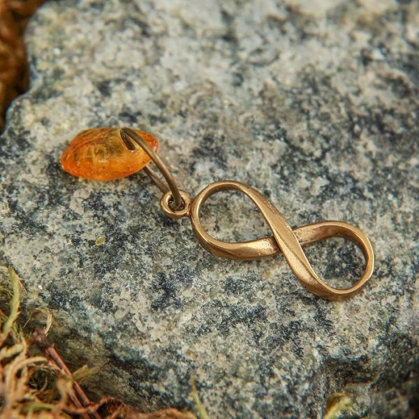 talisman avec une figure de huit à l'envers