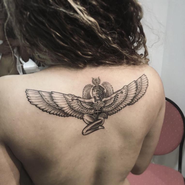 déesse tatau isis sur son dos