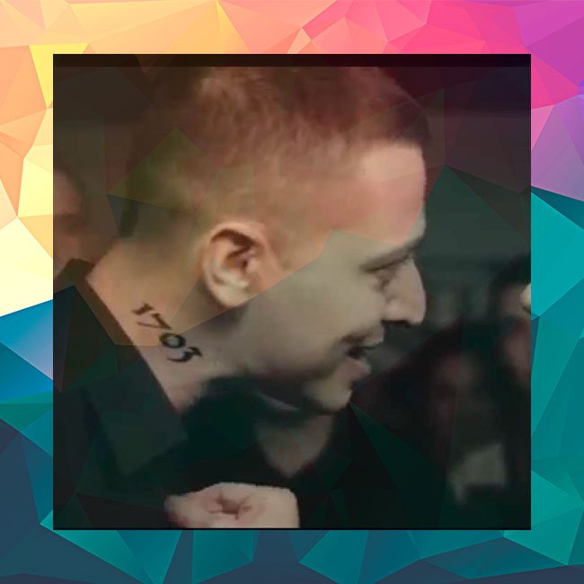 Tatouage 1703 sur le cou d'Oxy.