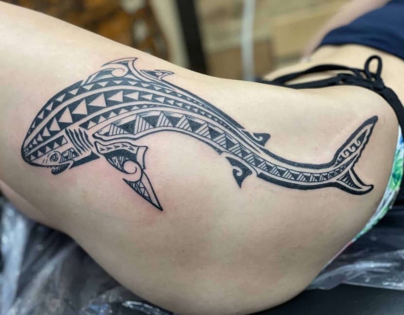 polinéz stílusú cápa tetoválás