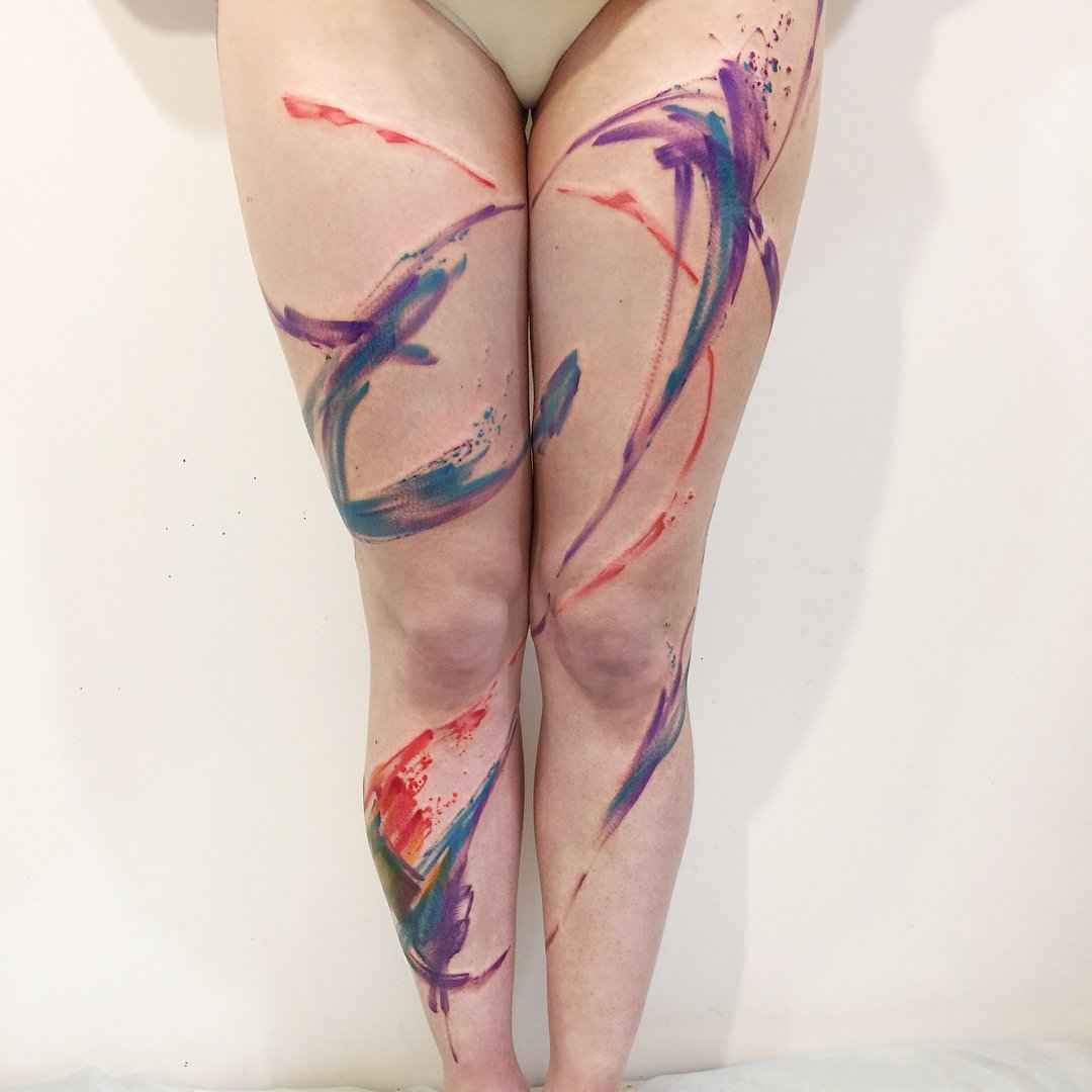 Tatouage abstrait en aquarelle sur les jambes