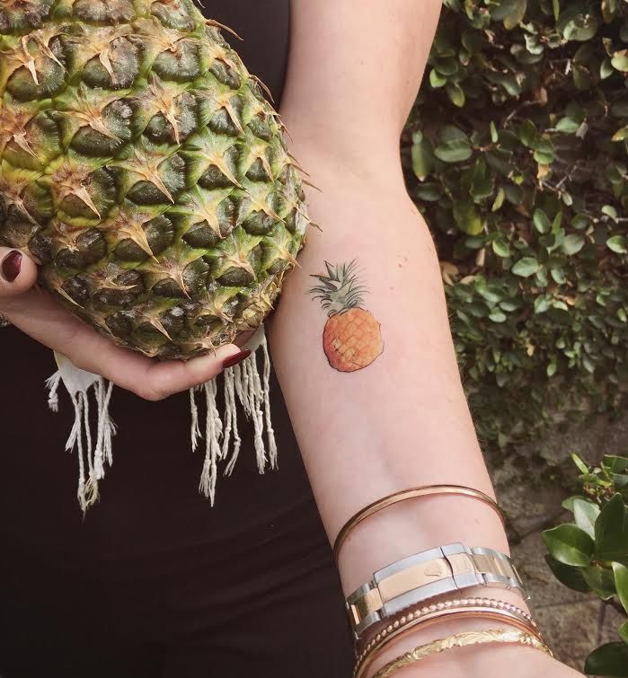 Tätowierung einer Ananas auf dem Arm