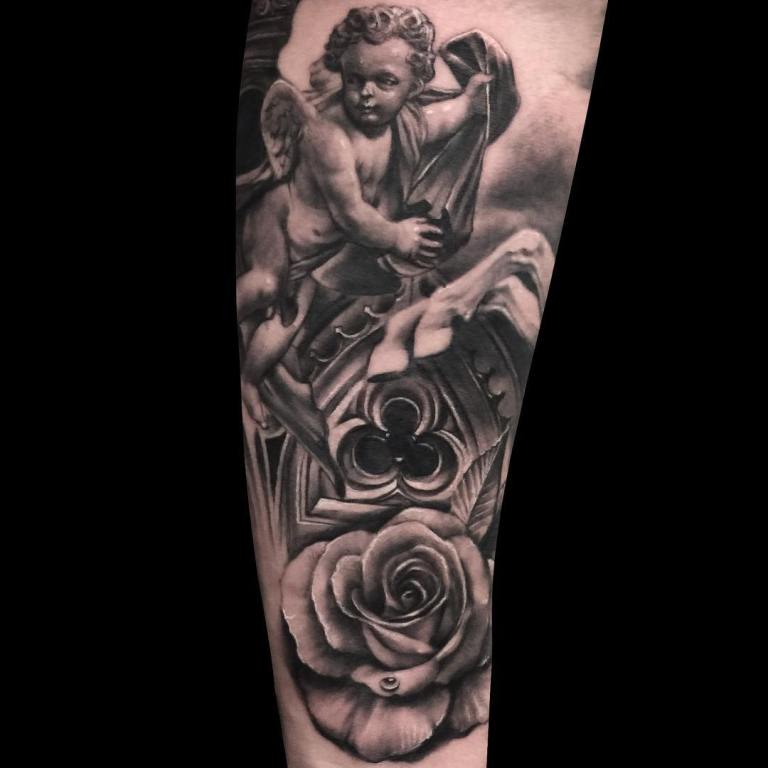 Τατουάζ άγγελος και τριαντάφυλλα