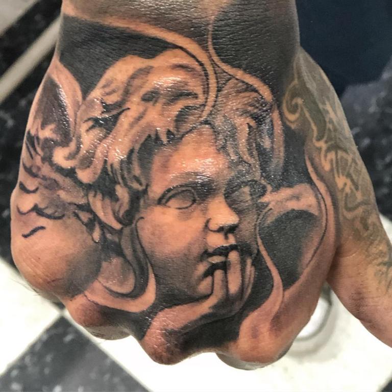 Τατουάζ ενός αγγέλου στον καρπό